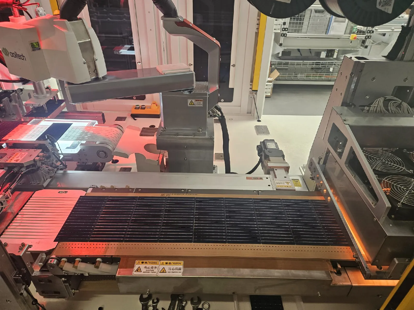 /static/upload/image/20260920/2026092016455353.webp Infrared heating machine with a module on the conveyor
