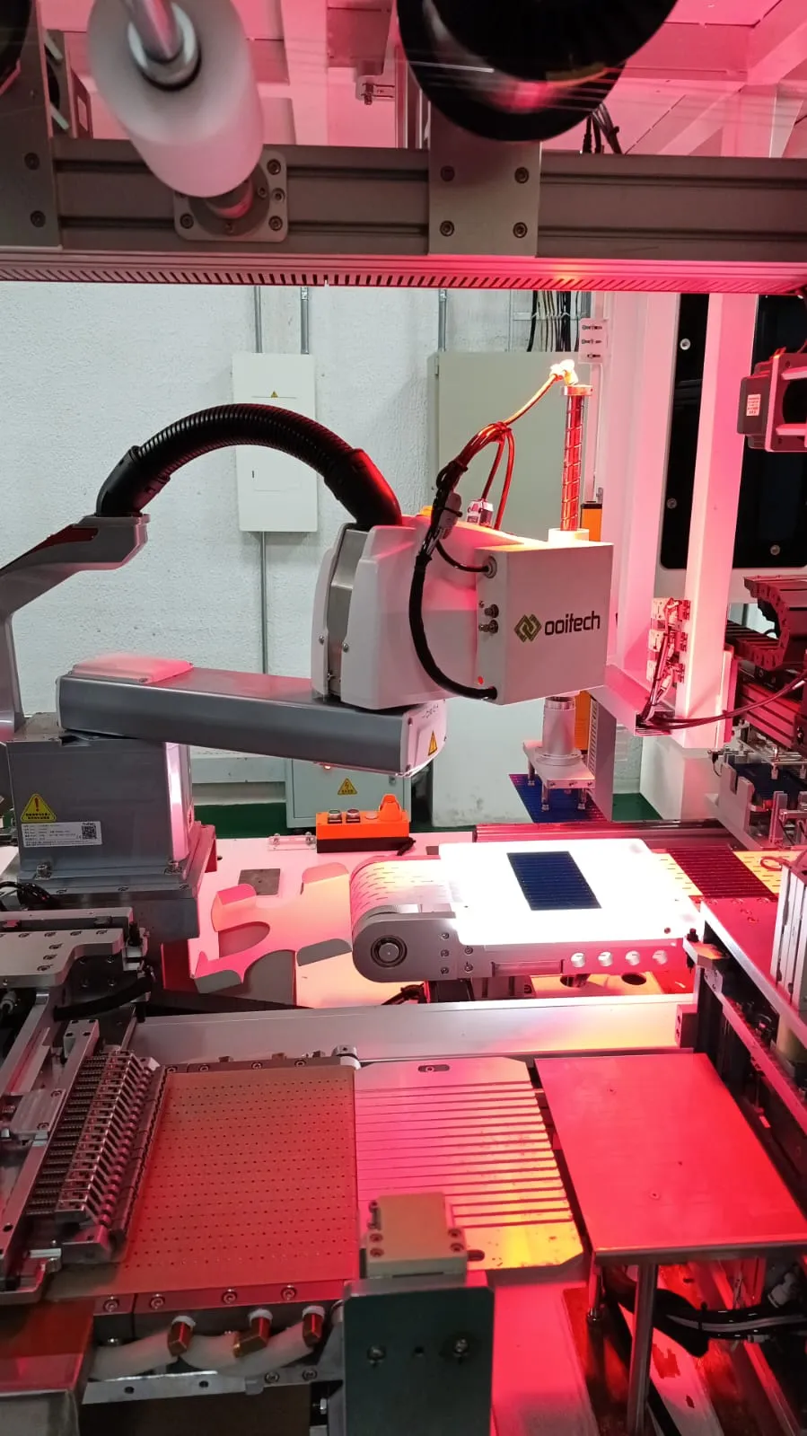 /static/upload/image/20260920/2026092019496794.webp Interior of the cell soldering machine with a monitor above it