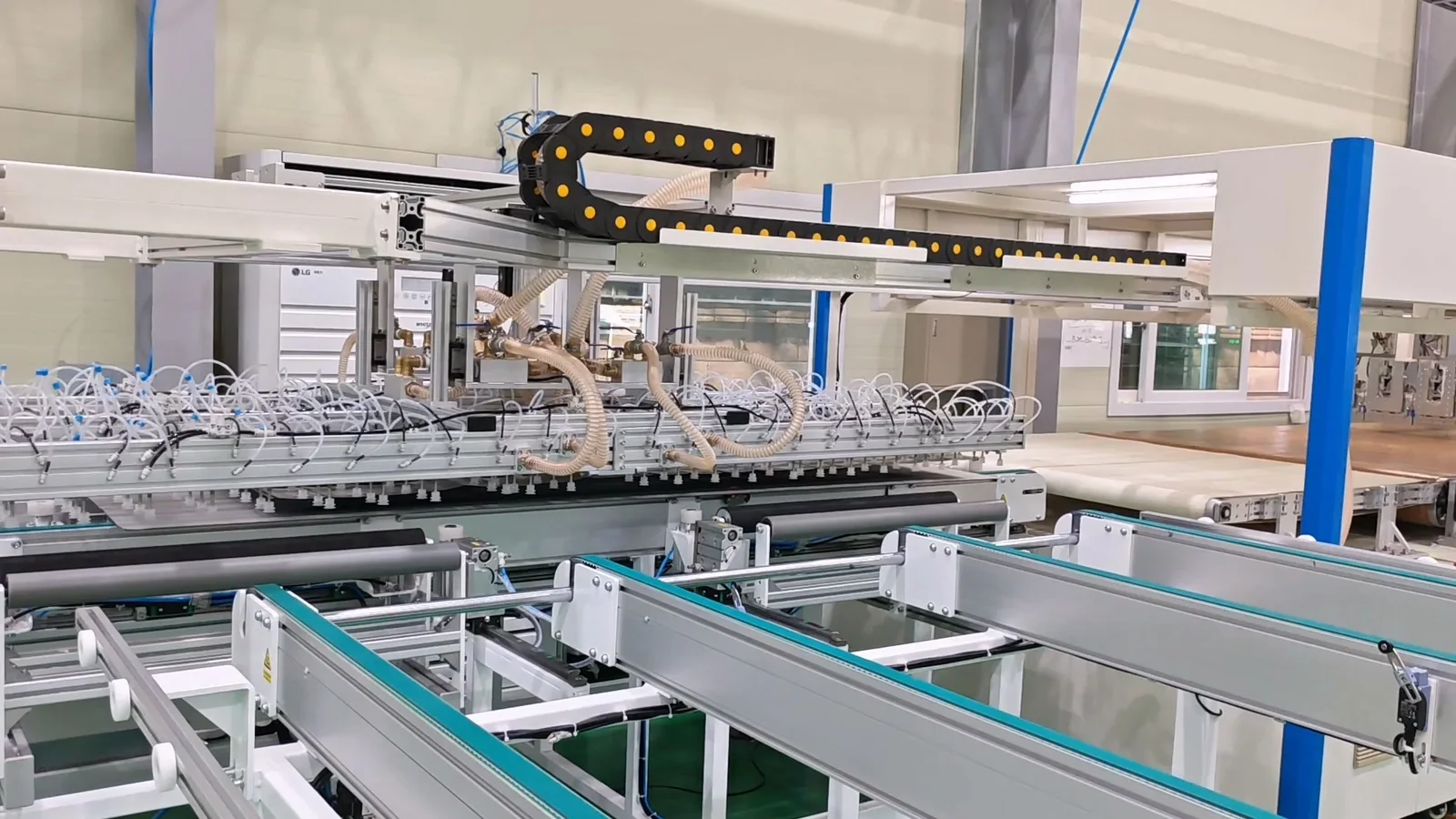Ooitech layup and bussing machine running standalone with tray loading